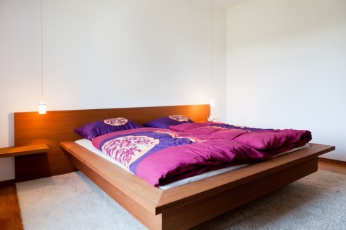 Kusový koberec kolem postele v ložnici, zdroj: shutterstock.com